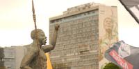 Monumento foi instalado no Largo Zumbi, no bairro Cidade Baixa, e pode ser visto a partir da avenida José Loureiro da Silva