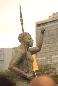 Monumento foi instalado no Largo Zumbi, no bairro Cidade Baixa, e pode ser visto a partir da avenida José Loureiro da Silva