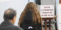 MULHERES  PROCURAM AJUDA EM  REUNIÕES DE ALCÓLICOS ANÔNIMOS