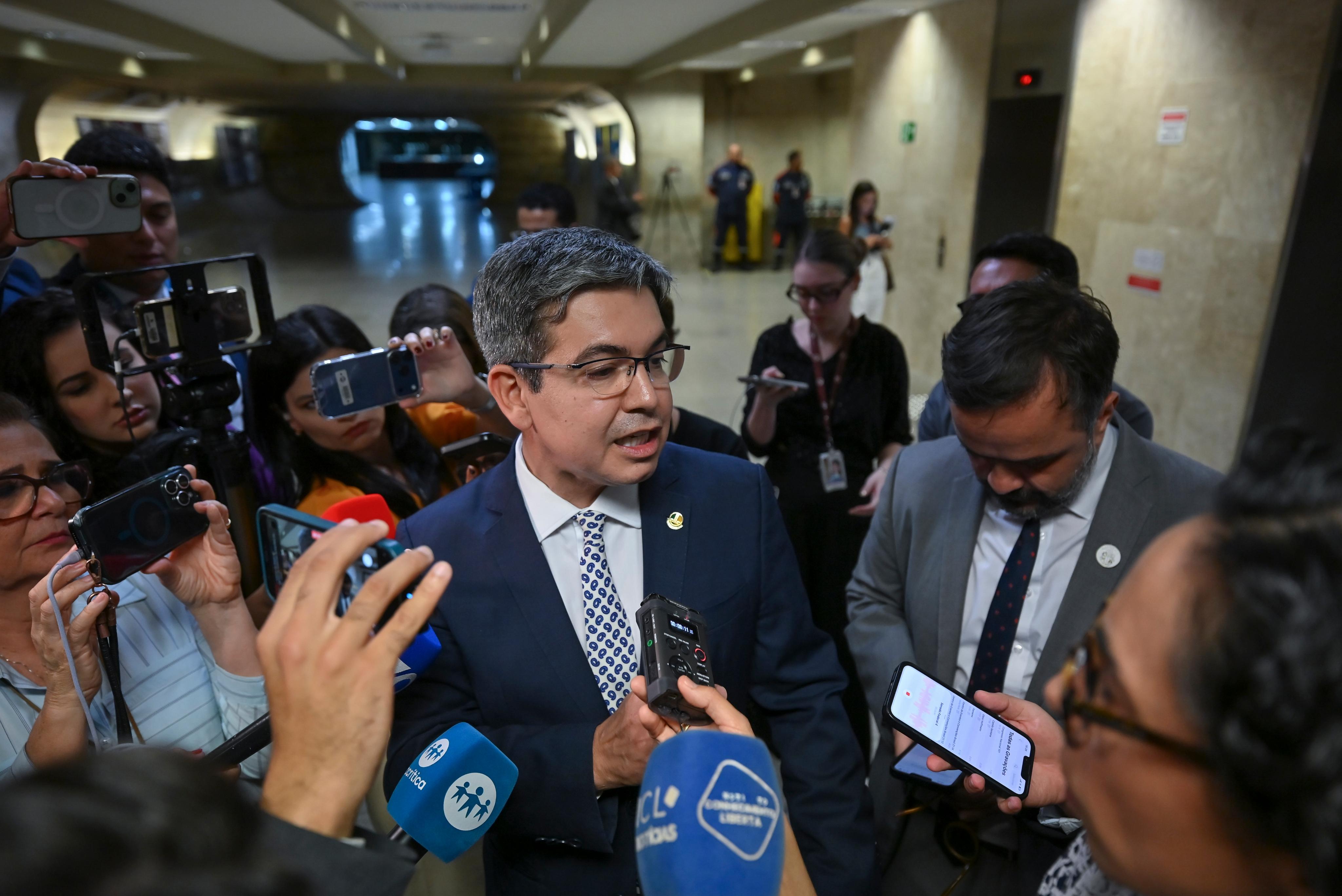 Senado adia votação do fim da 6x1 por falta de votos e deixa PEC para depois das eleições