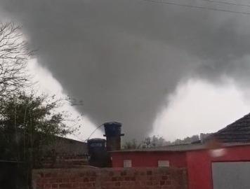 Grave onda de tempestades com vendavais destrutivos e risco de tornados chegará ao RS, revela a MetSul