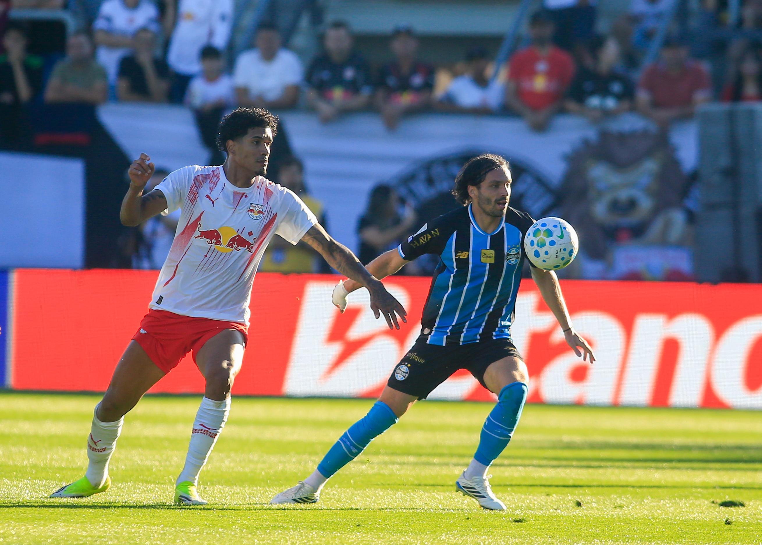 Grêmio sofre gol nos acréscimos e perde para o Bragantino pelo Brasileirão