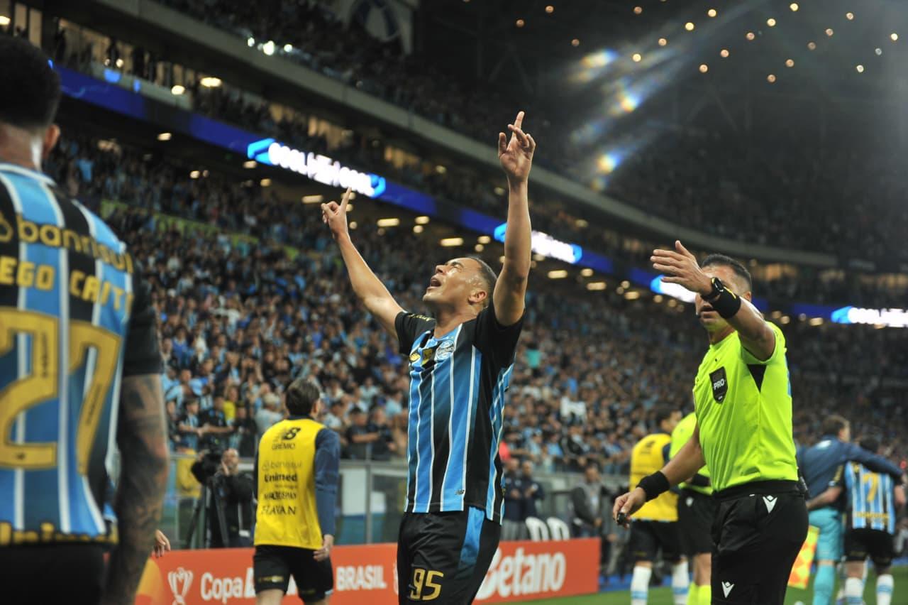 Grêmio vence o clássico, segue na Copa do Brasil e afunda o Inter em crise