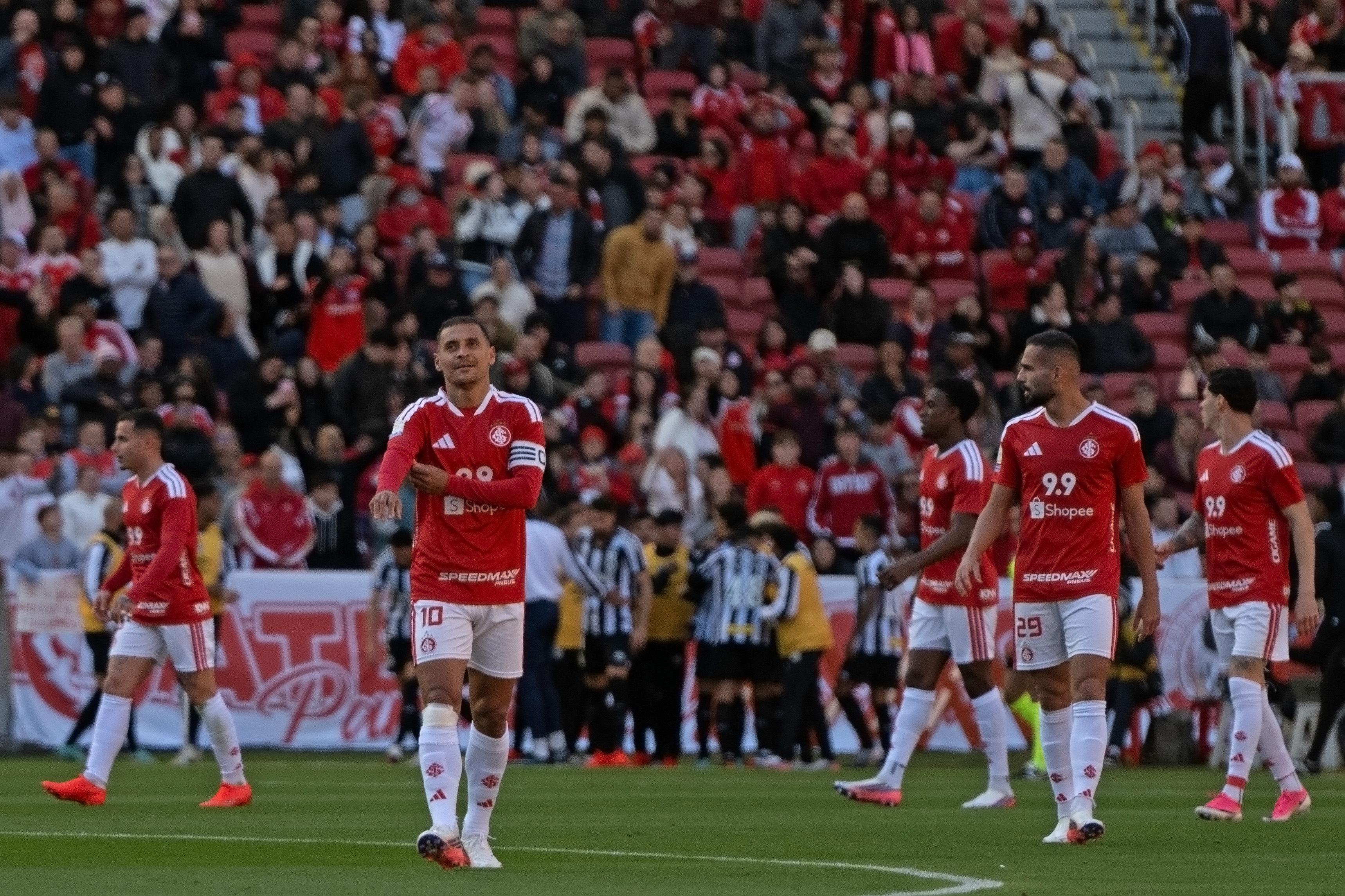 Fabinho justifica permanência de Pezzolano e diz: ‘Fato novo é ganhar os jogos’
