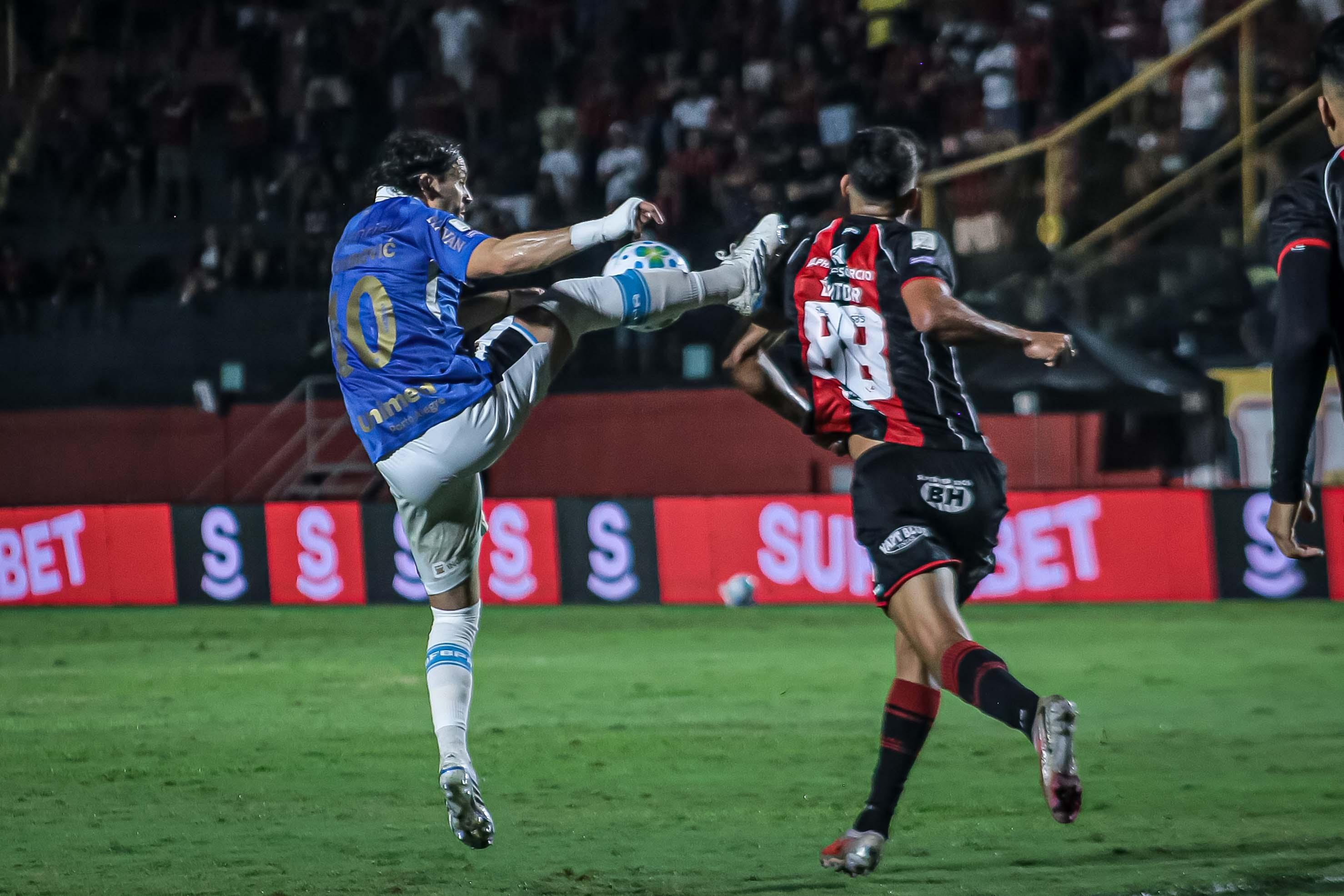 Grêmio é dominado em Salvador, perde para o Vitória e segue sem vencer fora de casa