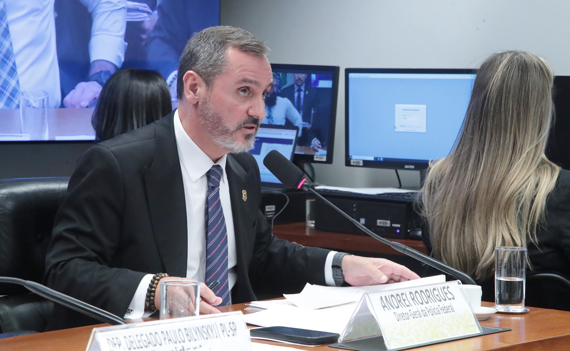 Fachin dá 72 horas para Mendonça responder a pedido da AGU contra afastamento de diretor da PF