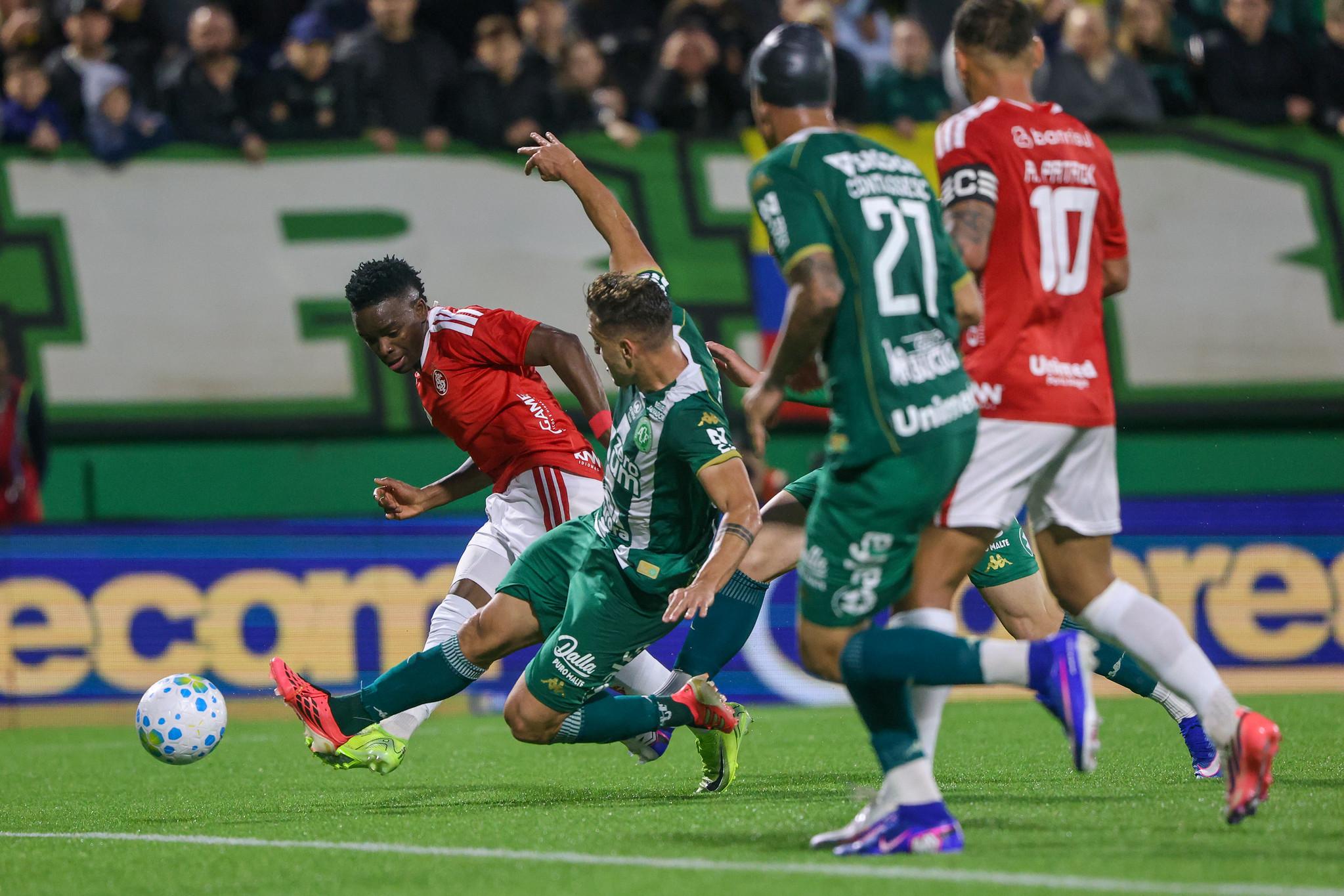 Inter interrompe jejum, vence a Chapecoense fora de casa e volta a respirar