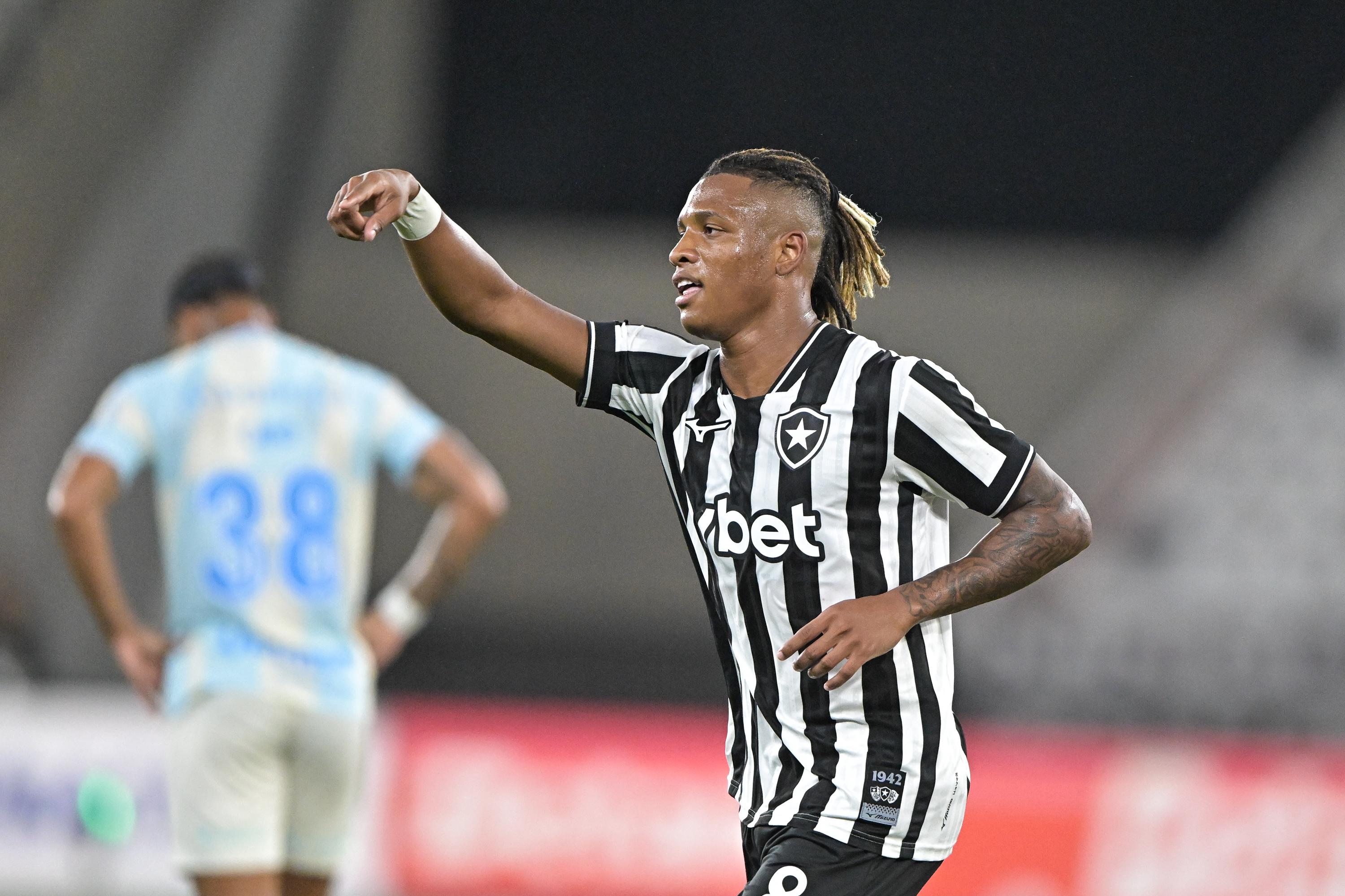Grêmio luta, mas perde para o Botafogo em duelo atrasado do Brasileirão