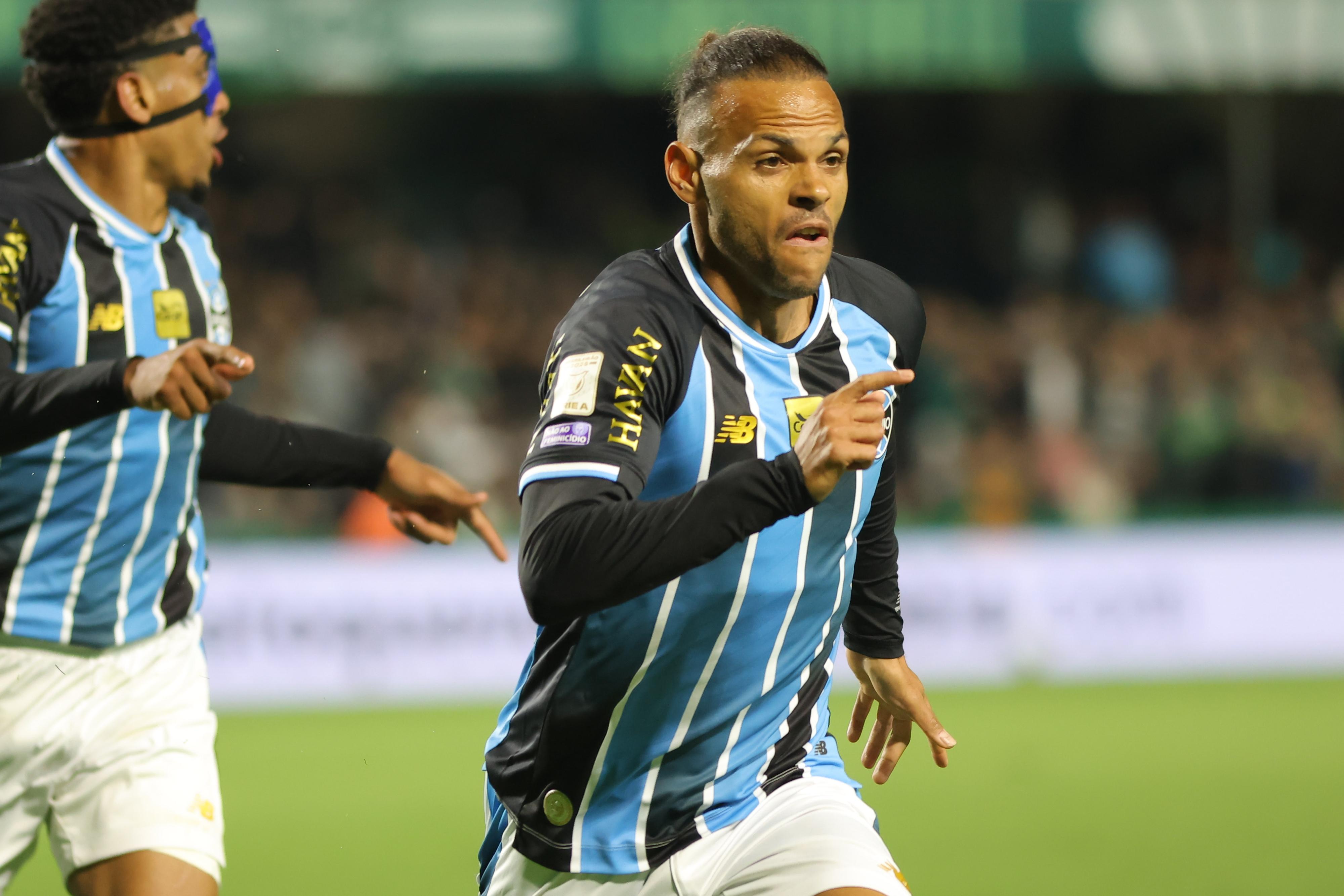 Grêmio vence o Coritiba no final e respira na briga contra o rebaixamento do Brasileirão