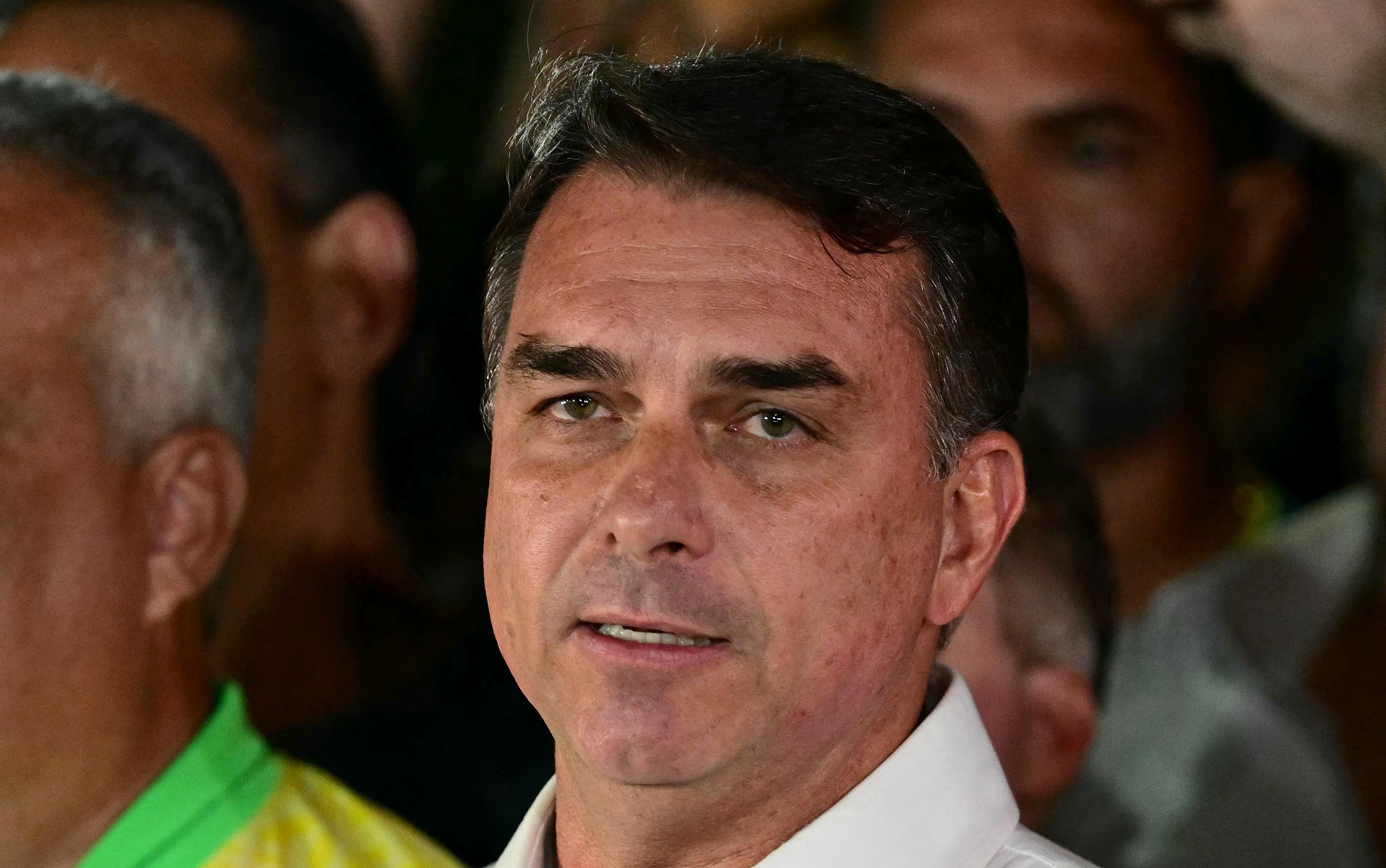 Flávio recua em autodeclaração como 
