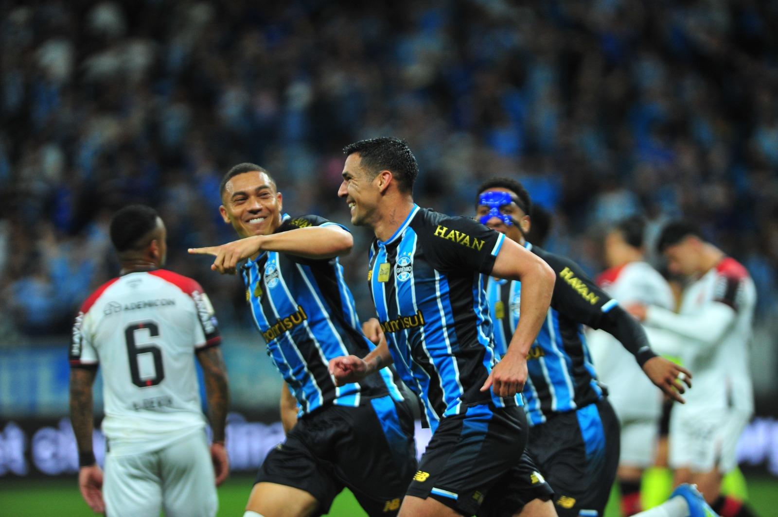 Grêmio vence o Athletico-PR e deixa a zona de rebaixamento do Brasileirão